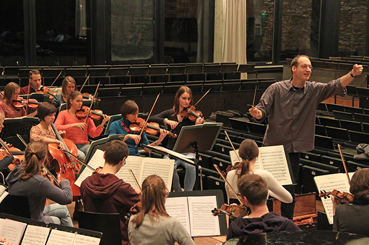 Sinfonieorchester der KU und Georgisches Kammerorchester geben Benefizkonzert