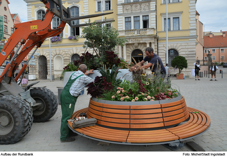 Prototyp-Rundbank auf Rathausplatz aufgestellt