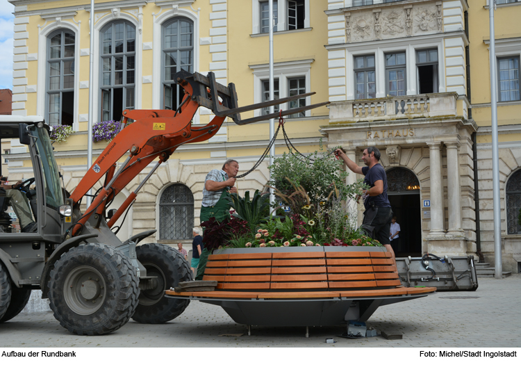 Prototyp-Rundbank auf Rathausplatz aufgestellt