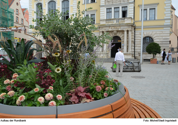 Prototyp-Rundbank auf Rathausplatz aufgestellt