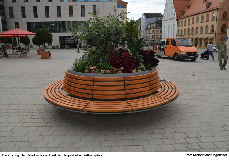 Prototyp-Rundbank auf Rathausplatz aufgestellt