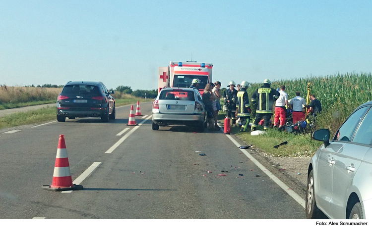 Biker fährt auf Linksabbieger auf und verletzt sich schwer