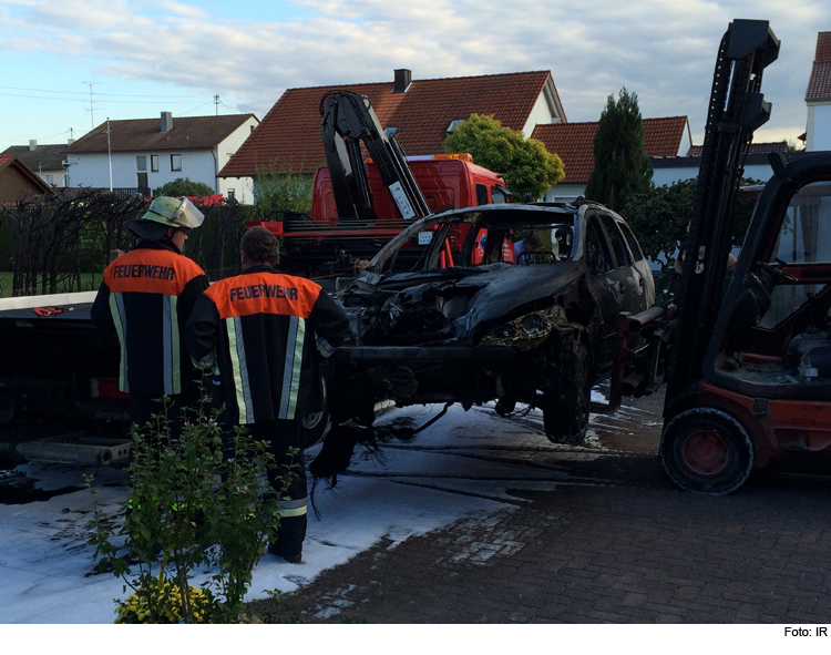 Mit Bildergalerie: Brand eines Autos und einer Hecke