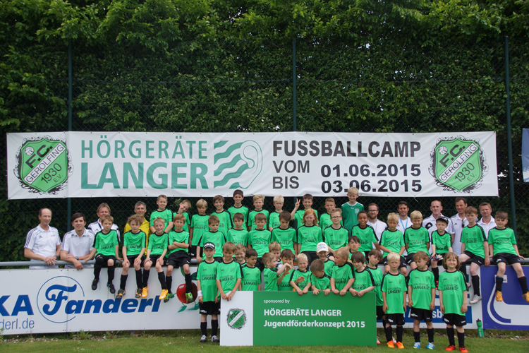 Strahlender Sonnenschein und glänzende Kinderaugen beim 1. Hörgeräte-Langer-Fußballferiencamp