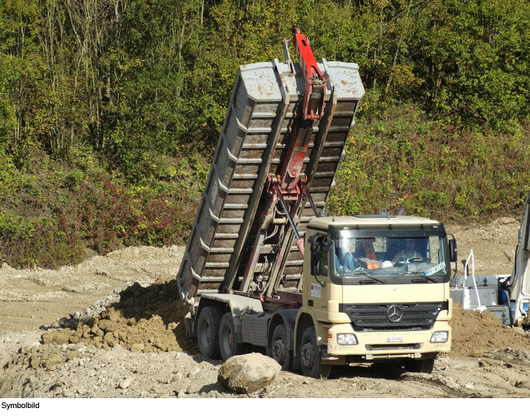 Lkw beim Abladen umgekippt