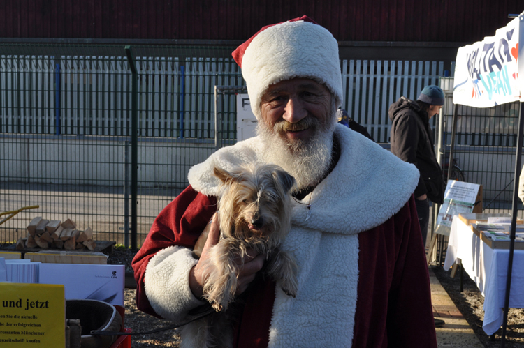 BiSS-Verkäufer Günter Holzer mimte den Weihnachtsmann