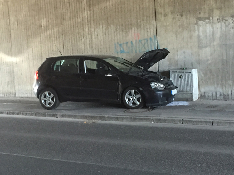 Auto schleudert gegen Brückenwand