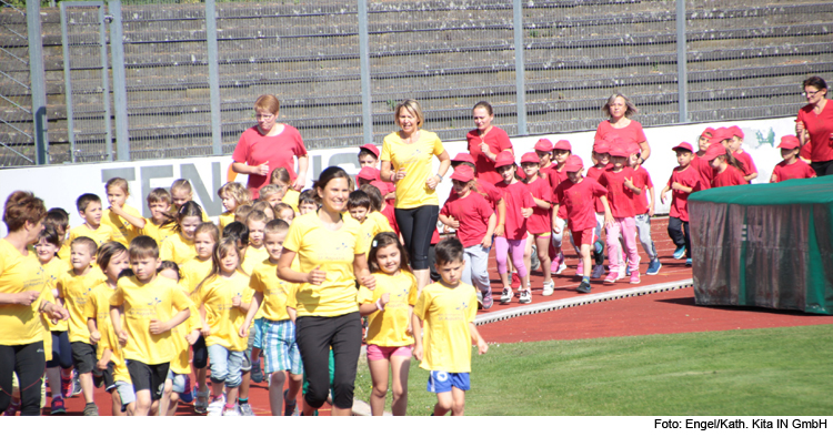 Kindergartenkinder joggen