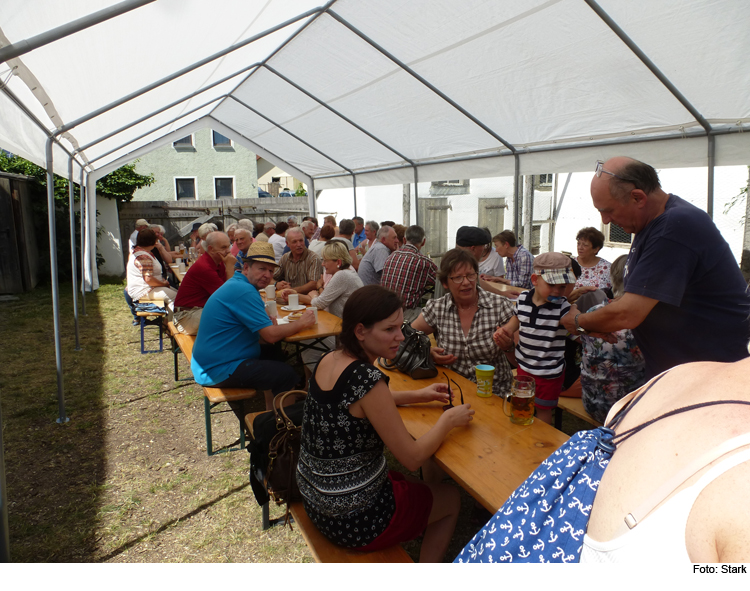 Hopfensekt, Heufiguren und Häkelware