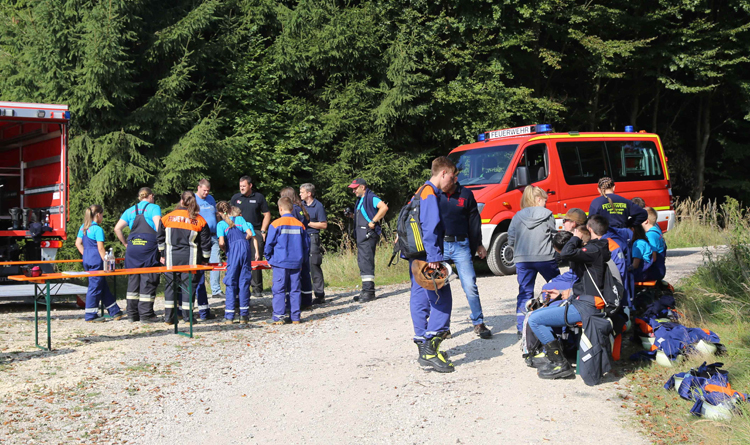 Jugendfeuerwehrler in der Seifenkiste