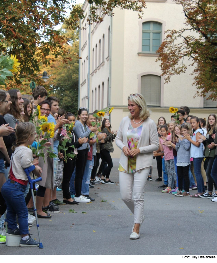 Sonnenblumen für die neue Schulleiterin