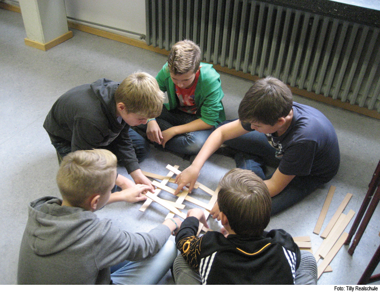 Schüler bauen Brücken