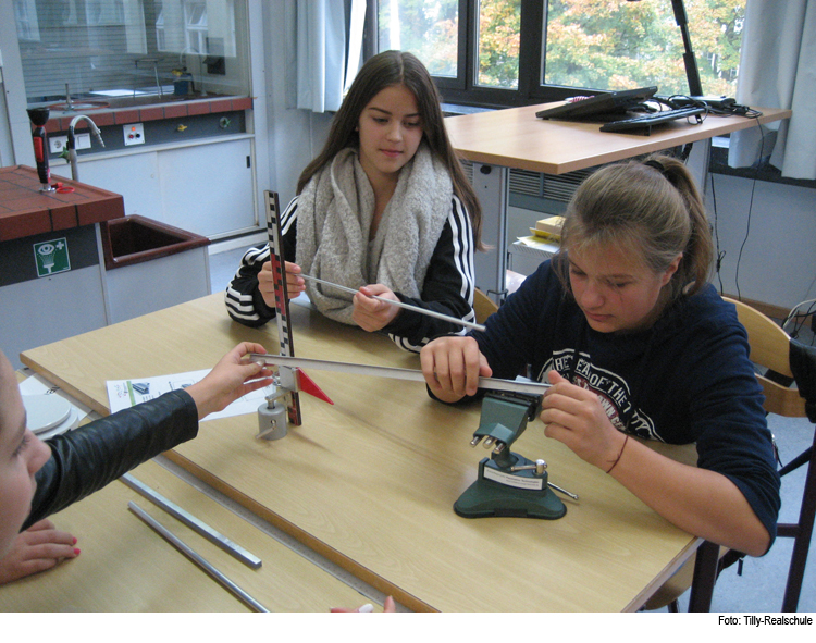 Schüler bauen Brücken