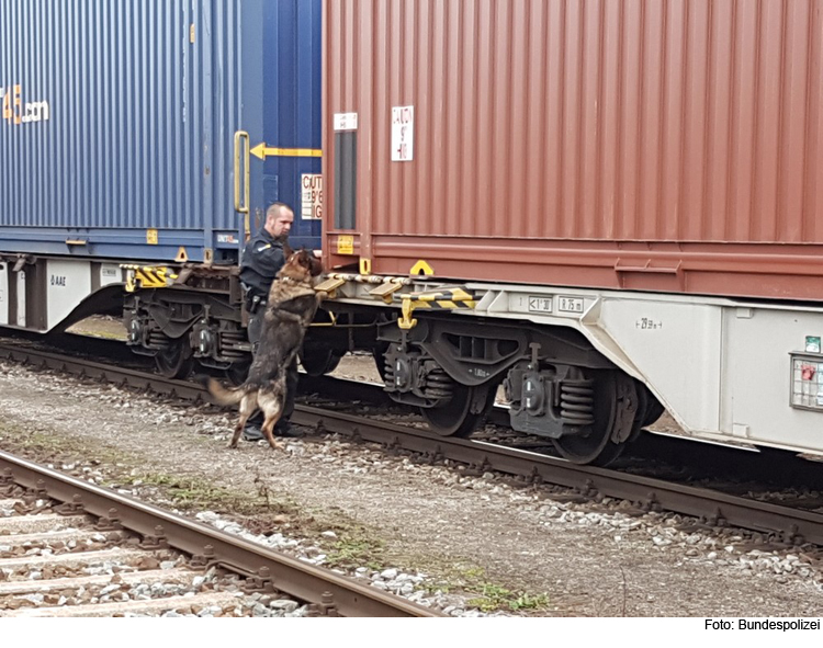 Flüchtlinge aus Containerzug befreit