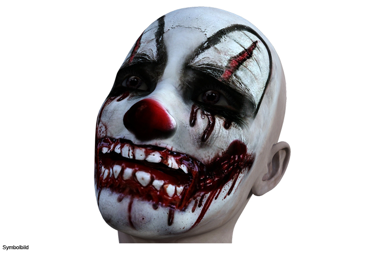 Mann mit Clown-Maske erschreckt Kind