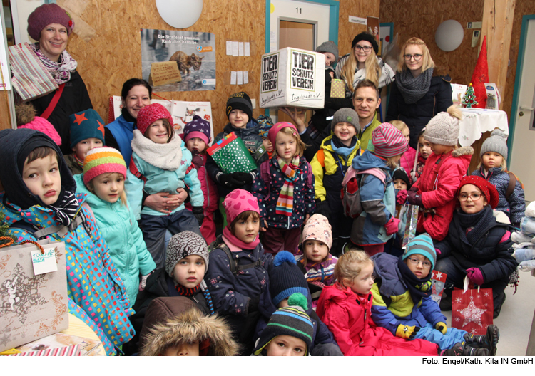 Kindergartenkinder teilen mit Tieren