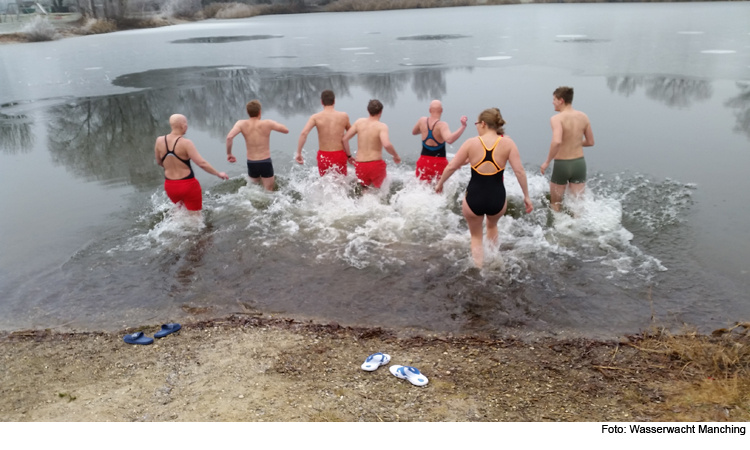 Wasserwachtler trauen sich ins kalte Nass