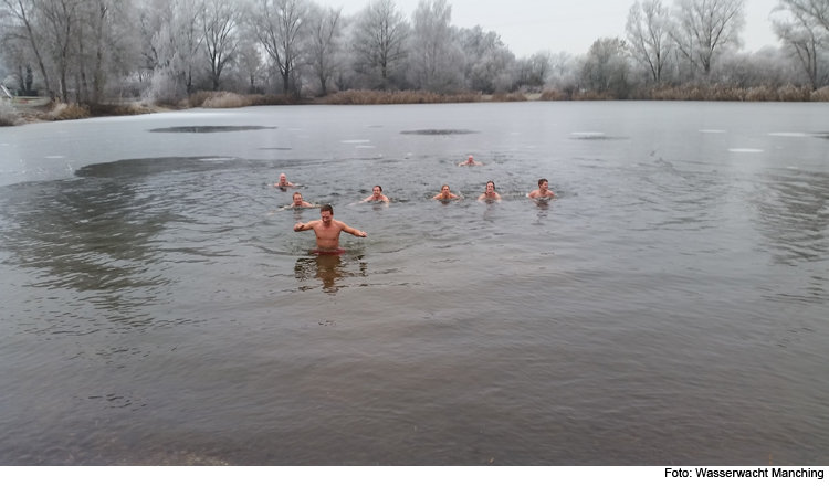 Wasserwachtler trauen sich in kalte Nass