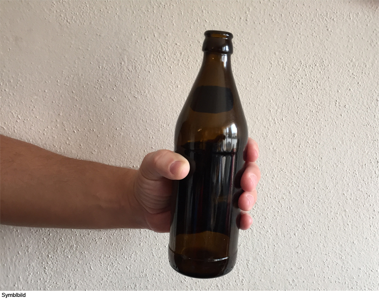 Bierflasche auf fahrendes Auto geworfen