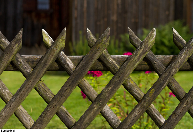 Unbekannter beschädigt Zaun und Gartenmauer