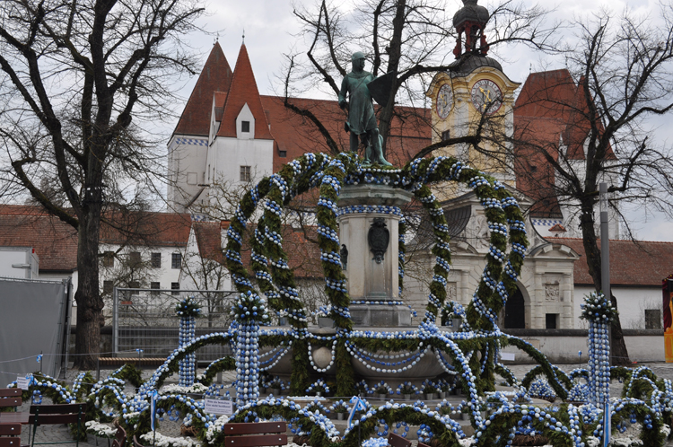 Der Osterbrunnen mit 10.000 bemalten Eiern