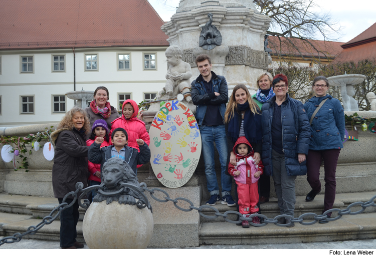 Flüchtlingskinder schmücken Osterbrunnen