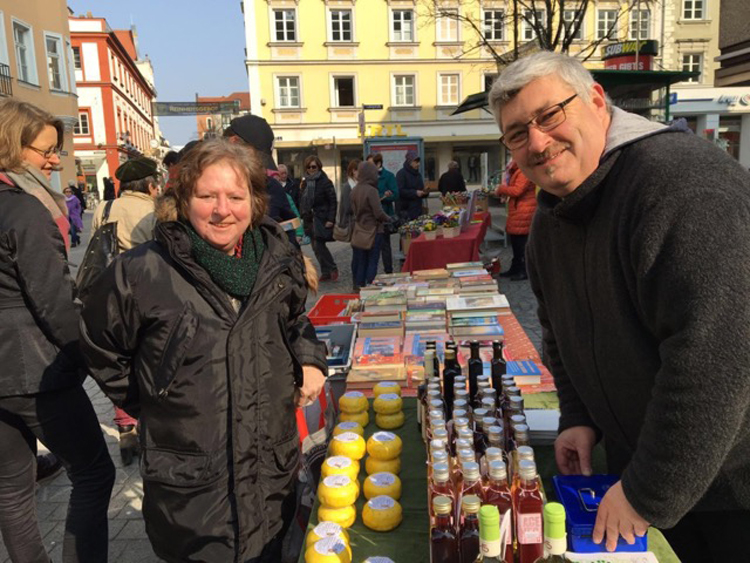 Straßenambulanz- Ostermarkt ein voller Erfolg