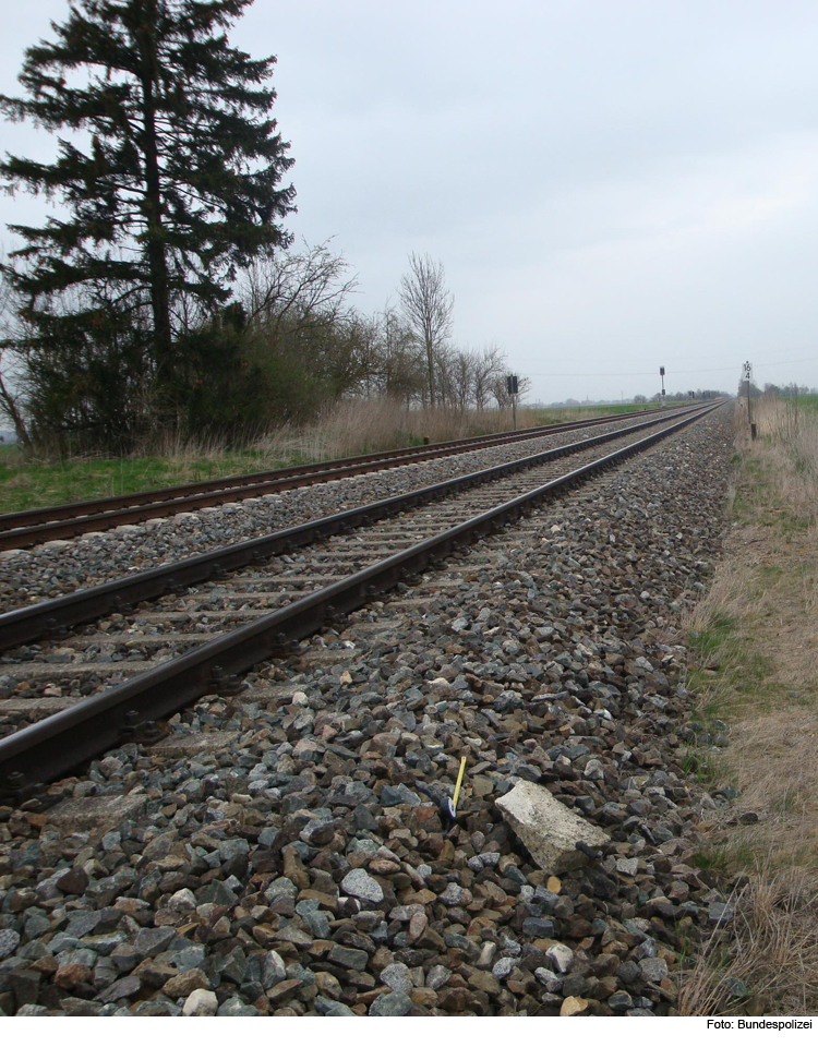 Regionalbahnen überfahren Steine