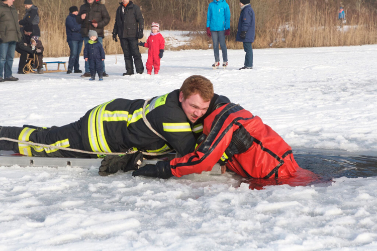 Eisrettungsübung am Schafirrsee