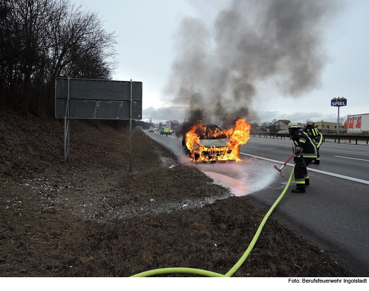 Auto brennt auf A9 aus