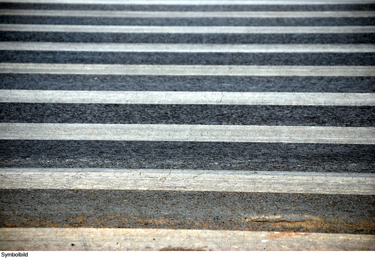 Radfahrer auf Zebrastreifen erfasst