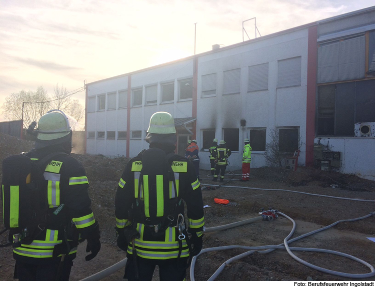 Feuer in ehemaliger Industriehalle