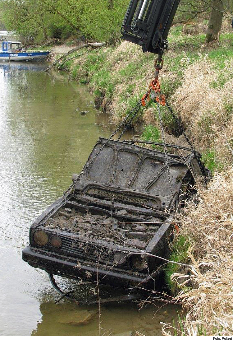 Fahrzeugwrack aus Donau gezogen