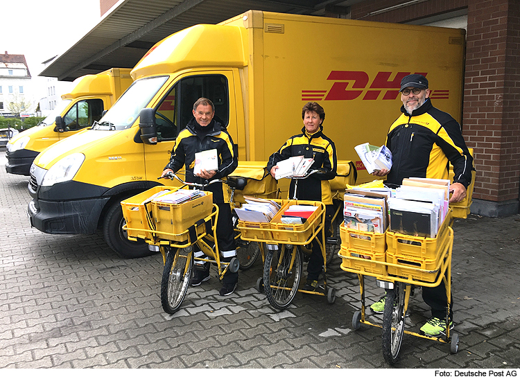 Postboten verschenken Bücher