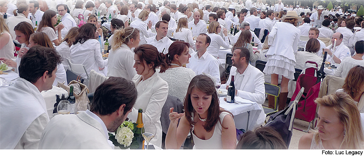 Dinner in Weiß für Menschen mit und ohne Behinderung