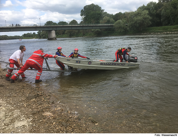 Herrenloses Kanu in Donau