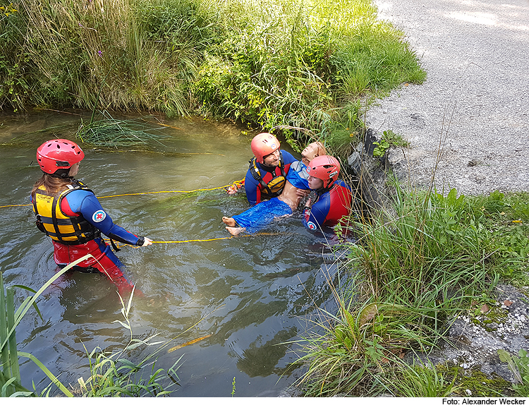 Wasserwacht bildet neue Wasserretter aus