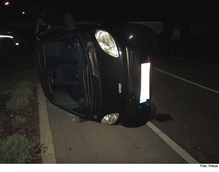 Vandalen werfen Auto um