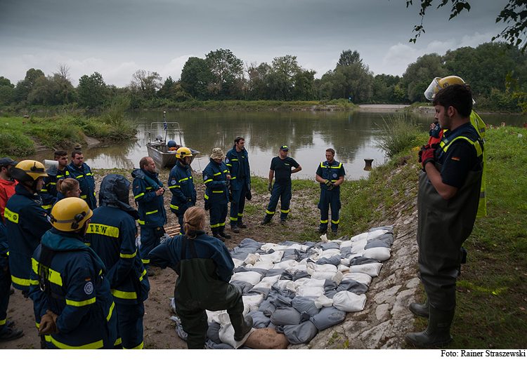 35 Helfer, 35 Stunden, 500 Sandsäcke, 10 Tonnen Sand