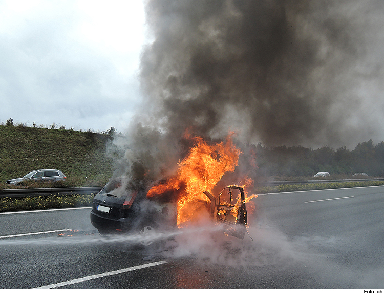 Ford Fiesta brennt auf Autobahn aus