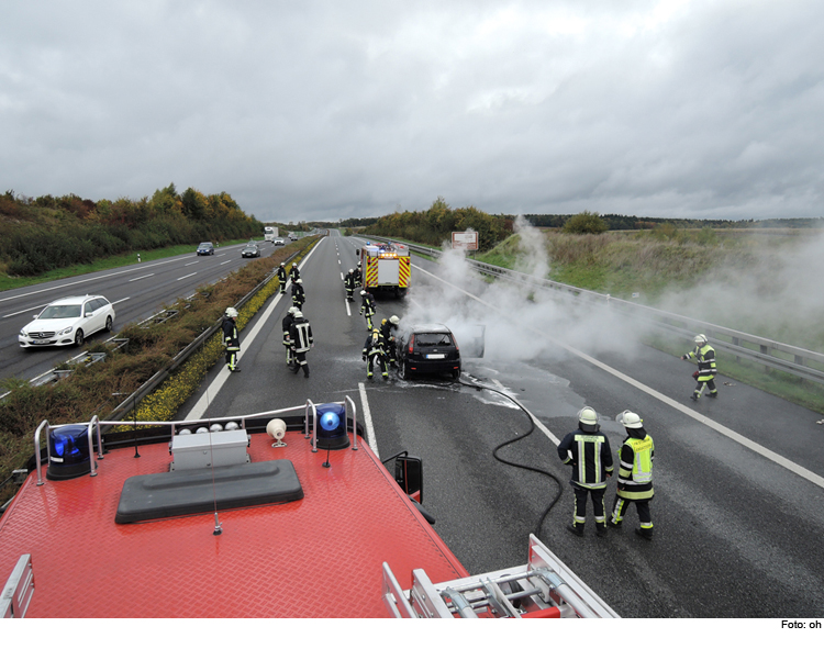 Ford Fiesta brennt auf Autobahn aus