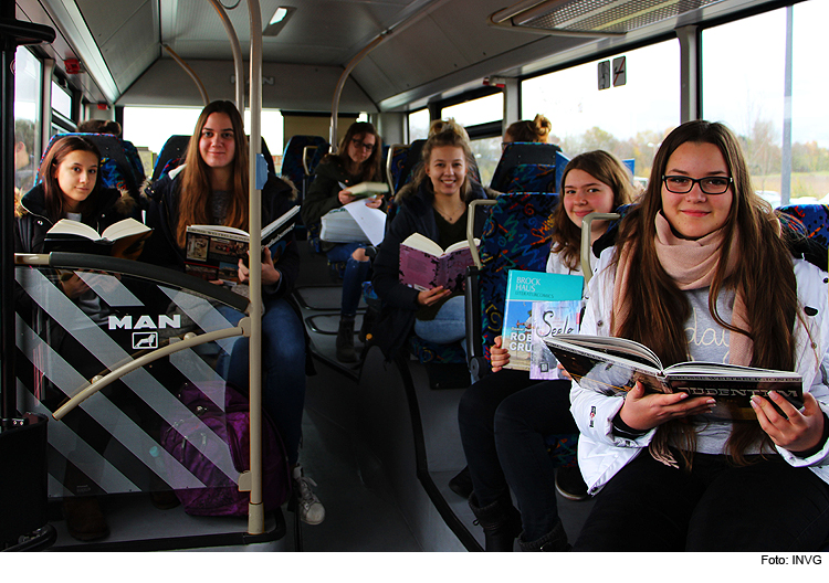 Schüler lesen in INVG-Bus