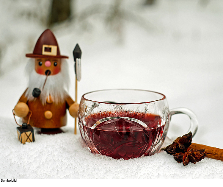 Glühwein, Weihnachtsgebäck und Mettenwürste