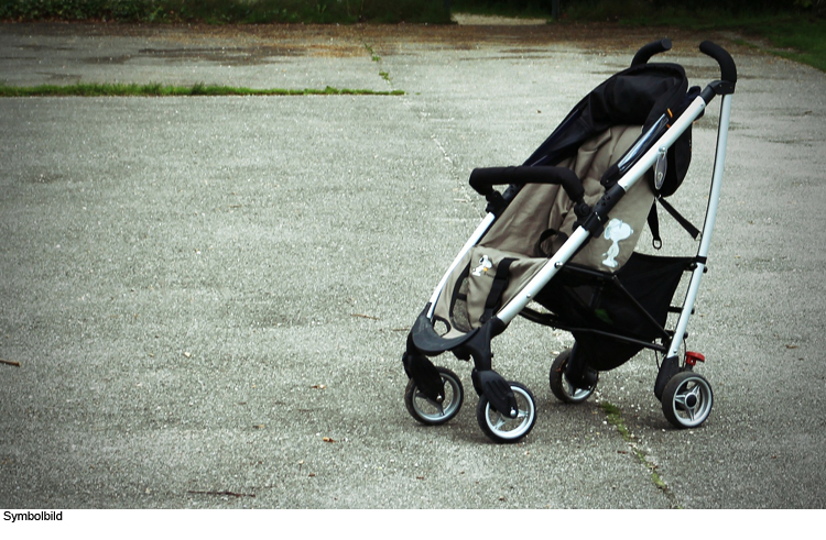 Kinderwagen im Treppenhaus beschädigt