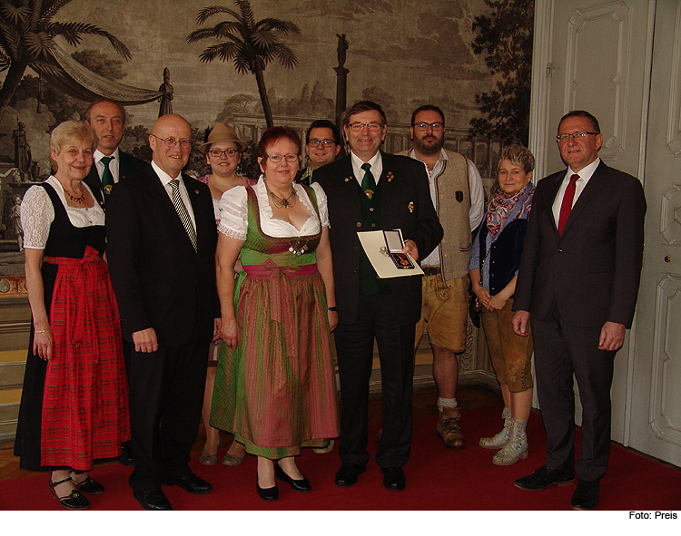 Landrat Knapp überreicht Bundesverdienstmedaille