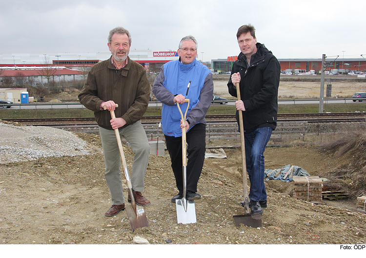 Symbolischer Spatenstich in Zuchering