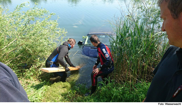 Erneut Auto in Weiher