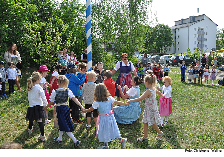 Kindergarten stellt eigenen Maibaum auf