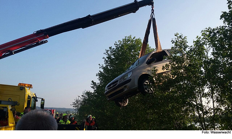 Auto aus Weiher geborgen