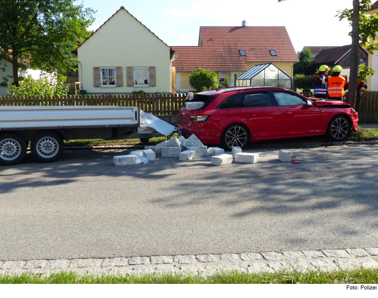 Steine schleudern von Hänger ins Auto